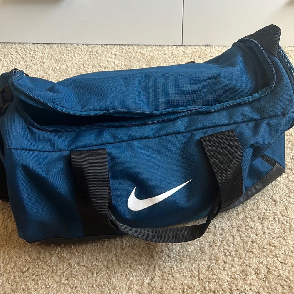 navy blue nike duffle bag